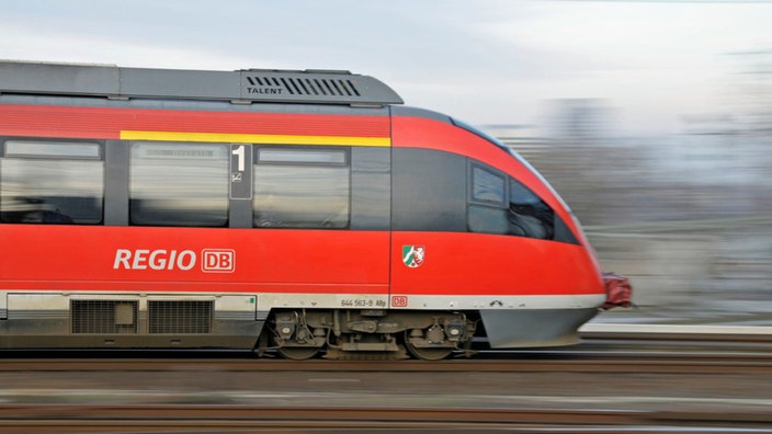 Regiobahn fährt durch die Landschaft