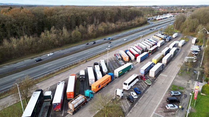 Mehrere tausend LKW sitzen allein auf Rastpätzen im Münsterland an Sonn- und Feiertagen aufgrund des Fahrverbotes fest. 