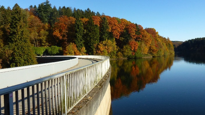 Eschbachtalsperre in herbstlicher Umgebung