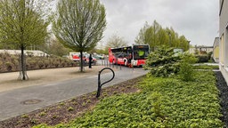 Rettungsbus vor DRK Kinderklinik Siegen