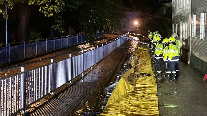 Unwetter Rheinbach - Swist: Hilfskräfte bauen Schutzwall