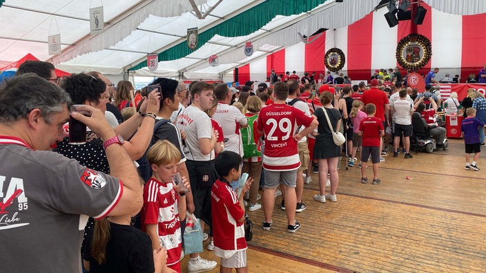 Lange Schlange bei der Fortuna-Autogrammstunde auf der Rheinkirmes in Düsseldorf