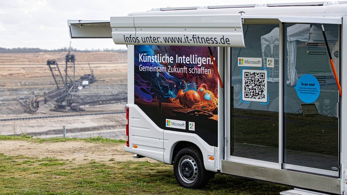 Microsoft-Wagen vor Tagebaugebiet Hambach