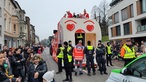 Ein Notarzt und die Polizei stehen beim ersten Wagen des Zugs.