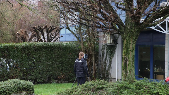 Polizistin fotografiert Haus