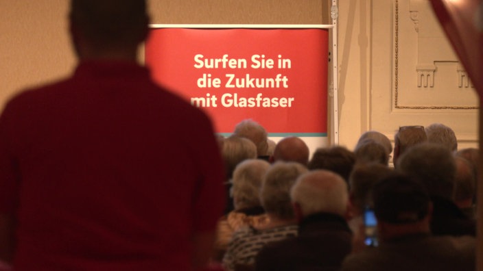 Ein Werbeplakat mit der Aufschrift "Surfen Sie in die Zukunft mit Glasfaser"