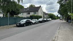 Geparkte Autos stehen auf Parkplätzen an einer Düsseldorfer Straße