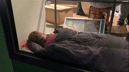 Eine Person liegt in einem Schlafsack in der Parteizentrale der Grünen in Düsseldorf 