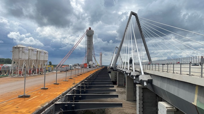 Die alte Brücke (links) wird abgerissen und neu gebaut