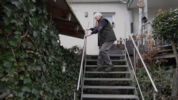 Anwohner Horst Dinspel geht eine Treppe hinunter