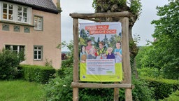 Ein Banner wirbt für verschiedene Ausbildungsberufe bei Wald und Holz NRW 