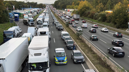 stehender Verkehr auf der A3 in beiden Autobahnrichtungen