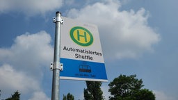 Haltestellenschild der automatisierten Shuttles