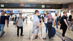 Reisende laufen durch den Kölner Hauptbahnhof.