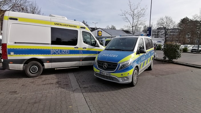 Zwei Polizeiwagen auf dem Lidl Parkplatz