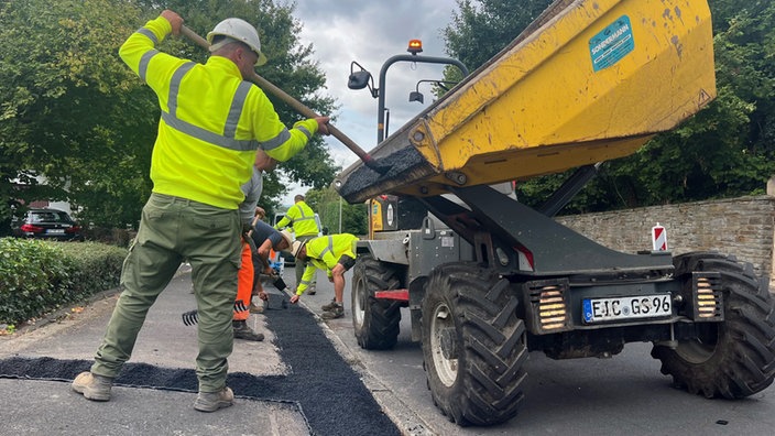 Ein Bautrupp verlegt Glasfaser in Siegburg.