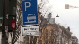 Parkplatzschild mit der Aufschrift "Bewohner mit Parkausweis Nr. A"