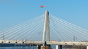 Das Bild zeigt einen Hubschrauber, der über der Leverkusener Brücke fliegt