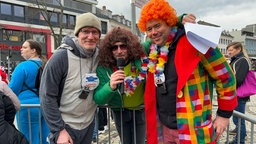 Blindenreporter Thomas Hörkens, Stefan Birkenstock und Sidney Rahmel beim Mönchengladbacher Veilchendienstagszug