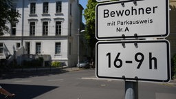 Auf einem Schild ist zu lesen: Bewohner mit Parkausweis A in der Zeit von 16 bis 9 Uhr.