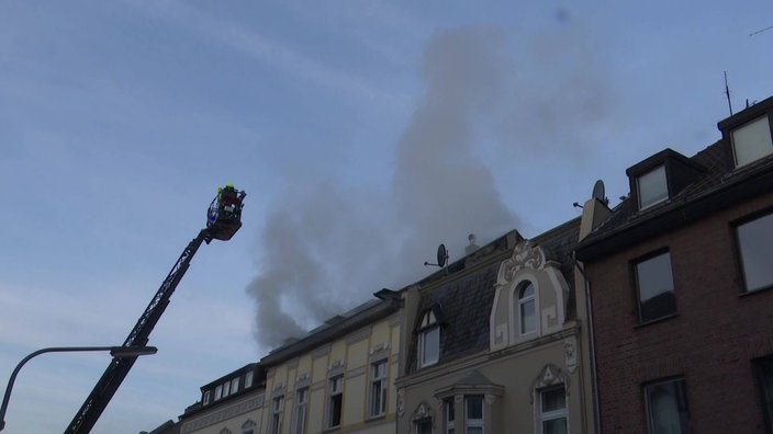 Feuerwehreinsatz bei einem Dachstuhlbrand in Mönchengladbach