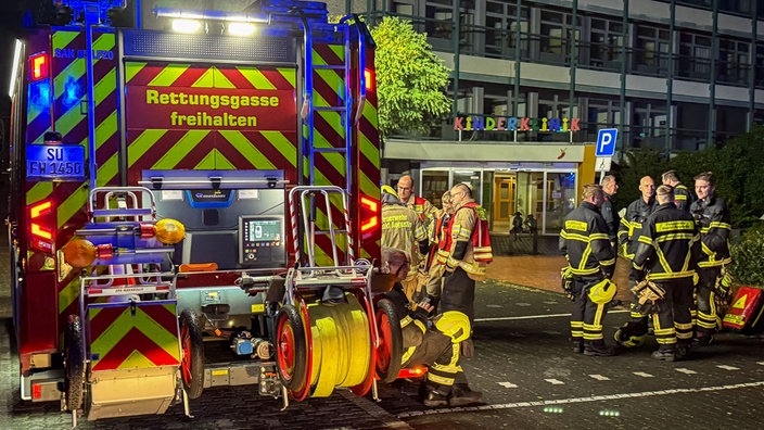 Einsatzkräfte der Feuerwehr an der Kinderklinik