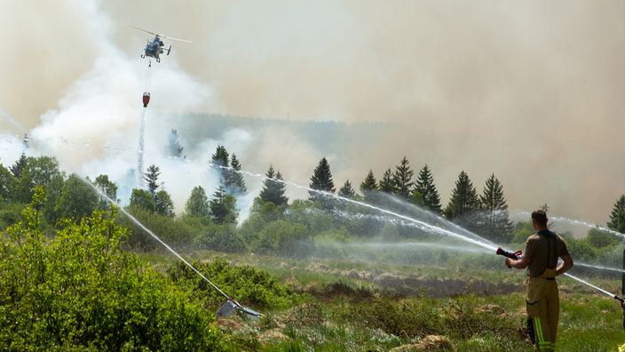 Feuerwehrleute löschen Brand