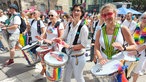 Mitglieder einer Percussion-Gruppe trommeln auf der CSD-Demo