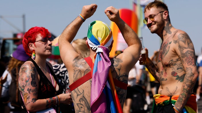 Teilnehmer in Kostüm beim Christopher Street Day in Köln