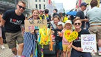 Eine Familie auf der CSD-Demo in Köln