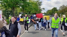 Eine Gruppe von Schülerinnen und Schülern auf der Demo: Sie ziehen zur Kundgebung vor das Bezirksrathaus.