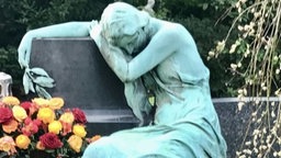 Eine der gestohlenen Figuren auf dem Düsseldorfer Nordfriedhof