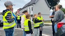 Schulkinder verteilen Zitronen an eine Autofahrerin in Düren