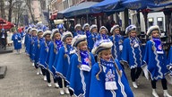 Die Prinzengarde Blau-Weiss zieht an den Altstadtkneipen vorbei