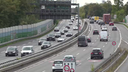 Blick von oben auf eine vielbefahrene Straße: Die B7, die Düsseldorf durchquert