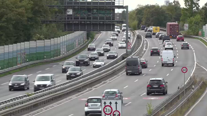 Blick von oben auf eine vielbefahrene Straße: Die B7, die Düsseldorf durchquert