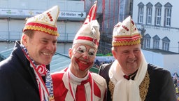 Auf dem Foto sind der Düsseldorfer Oberbürgermeister Stephan Keller, der Hoppeditz-Darsteller Tom Bauer und Stefan Kleinehr, 