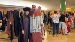  Monika Fontanin und Martin Piper beim Kostümverkauf der Düsseldorfer Oper