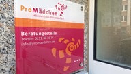 "Pro Mädchen"-Schild an der Beratungsstelle in der Düsseldorfer Innenstadt