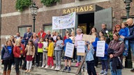 Schüler und Schülerinnen demonstrieren vor dem Rathaus. 