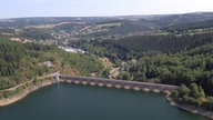 Eine Pipeline, die Wasser und ein Tal trennt