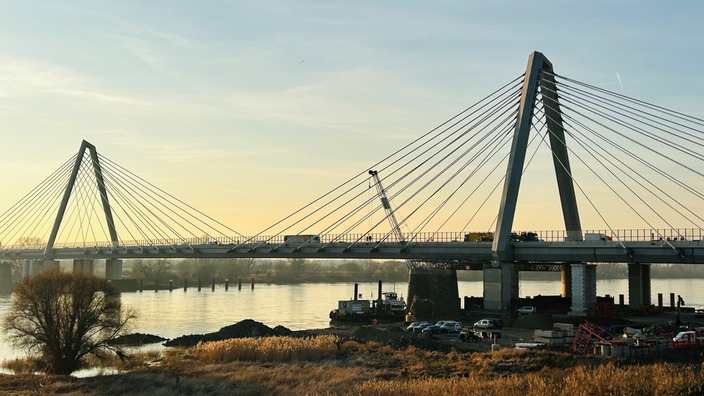 Autos auf Leverkusener Brücke