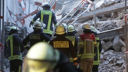 Eingestürztes Haus Düsseldorf Feuerwehrleute