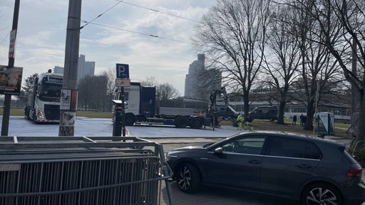 Das Bild zeigt die Vorbereitungen auf einer Wiese, auf der ein LKW mit Platten steht.