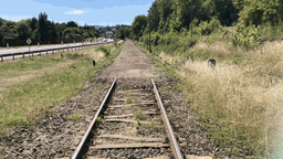 Viele Schienen enden einfach im Schotter, da die Erfttal-Bahn durch die Flut stark zerstört wurde. 