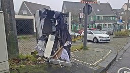 Zigarettenautomat geöffnet und leer. Fetzen der Verkleidung hängen durcheinander dran.