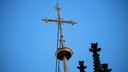 Blick auf das goldene Kreuz auf dem Chordach des Kölner Doms.