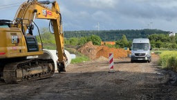 Ein Bagger an der Bombenfundstelle