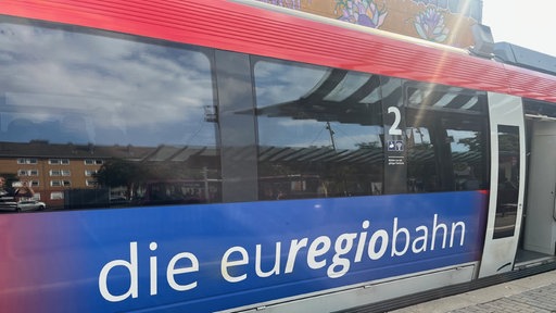 Der Euregiobahn Schriftzug am Waggon