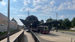 Menschen steigen in einen Bus ein